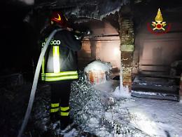 Minerbio: le fiamme divorano un casolare - FOTO 