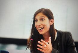 Elly Schlein ha paura della gente e annuncia un comizio in... salotto!