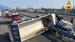  Camion si ribalta e prende fuoco, vittima l'autista