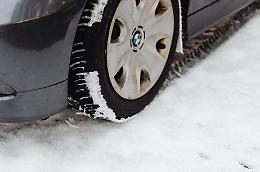 Obbligo di gomme invernali o catene: le sanzioni per chi non rispetta le norme