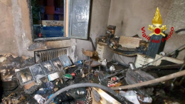 Incendio in Bolognina: intossicati due residenti di un palazzo e cinque agenti 
