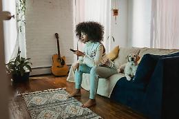 Cosa guardano i cani in TV? Le preferenze e le scoperte di un curioso studio
