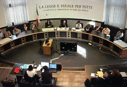 Un giudice condanna da seduto e fa infuriare gli avvocati