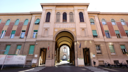 Infarto in sala d'attesa al Sant'Orsola: salvato dal defibrillatore
