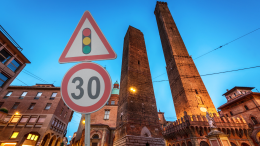 Il TAR spegne la protesta dei tassisti di Bologna: "Nessun danno economico con limite a 30 km/h"