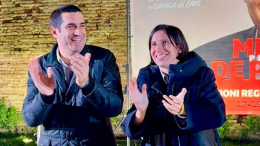 Elezioni in Emilia-Romagna: Elly Schlein vota e il presidente del seggio la stuzzica