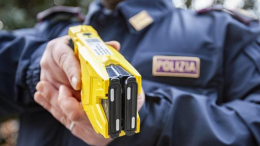 Armato di coltello minaccia i poliziotti, fermato con il taser
