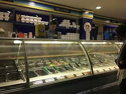Spaccata e furto in una gelateria di via Azzurra