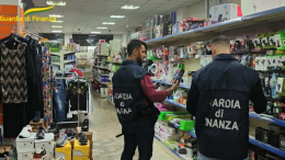 Maxi-sequestro al Centergross: sequestrati oltre 20mila articoli falsi