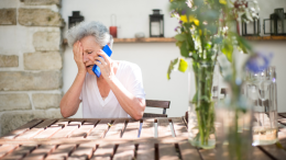 Bologna: chiede 50 euro a un'anziana per restituire il telefono del marito