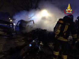 Incendio a Reggio Emilia: camper distrutto e sei auto danneggiate in Piazzale Europa