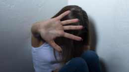 Minorenne denuncia violenza sessuale di gruppo a Lido di Classe: indagini in corso
