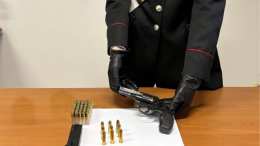 Minaccia la moglie con una pistola, arrestato  