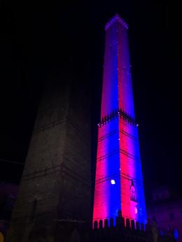 La Torre degli Asinelli si illumina: Bologna accende il Natale con le luminarie