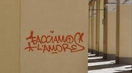 Riminese denunciato per gli imbrattamenti ad Ancona: il writer 28enne responsabile di graffiti anche su edifici storici