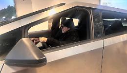Vasco Rossi prova il Cybertruck di Elon Musk: "Perfetto per olive o mitragliatori"