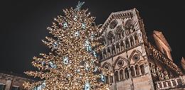 La città inondata di luci natalizie