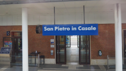 Volano calci e pugni sui binari: treni bloccati 