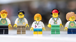 Lego lancia la nuova collezione: tre set celebrano le disabilità invisibili