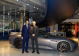 Maserati, in fabbrica spunta John Elkann. L'incontro con i lavoratori