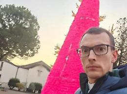 Albero di Natale fucsia a Verona, polemica per la frase del parroco social Don Mazzei: "Troppa frociaggine in Comune"
