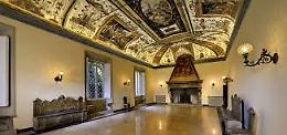 Il palazzo del papa bolognese a lume di candela