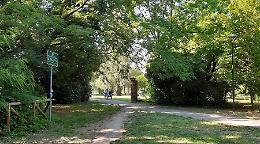 Giallo a Bologna: uomo trovato morto con un laccio al collo nel parco di Villa Angeletti