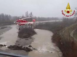 Scende per scattare foto, sorpresa dall'acqua