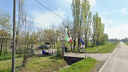 Cinque contro uno: 34enne ferito a bastonate e coltelli