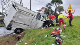 Scontro tra ambulanza e furgone, gravi i feriti
