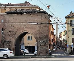 Porta San Vitale: senzatetto colto da malore muore al Sant'Orsola
