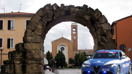 Aggredita e derubata, il figlio insegue e blocca il rapinatore