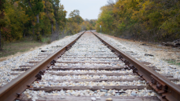 Tragedia sui binari: macchinista travolto e ucciso da un treno in corsa