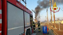 Incendio al campo nomadi: settanta persone al buio e al freddo