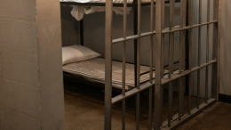 Porta la droga al figlio in carcere, arrestata
