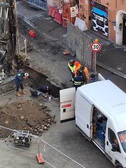 Paura in via Riva Reno per la rottura di una conduttura del gas