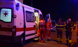 Perde il controllo dell'auto, si ribalta e finisce contro altri due veicoli: incidente rocambolesco a Ravenna
