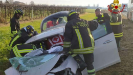 Correggio: auto fuori strada, due feriti gravi