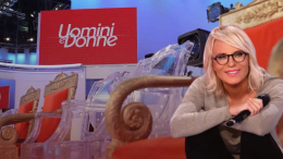 "Uomini e Donne" si ferma, ma il drama continua: nuove esterne e colpi di scena inaspettati