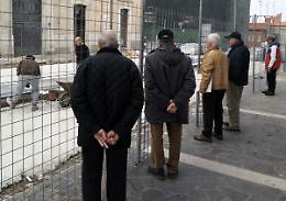 La comunità bolognese ingaggia gli "Umarells" per ripulire le sue strade.