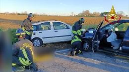 Forlì, schianto all’incrocio: un ferito liberato dai pompieri