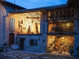 A Bergogno, il borgo dei presepi, decine di natività incantano i visitatori fino al 12 gennaio 