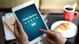 Combattere le false recensioni: una legge per proteggere turismo e consumatori