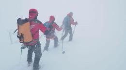 Alpinisti dispersi sul Gran Sasso: i soccorritori bloccati in un rifugio a Campo Imperatore