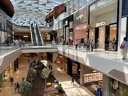 Un 17enne semina il panico al centro commerciale di Casalecchio: arrestato con coltello e cellulari sospetti