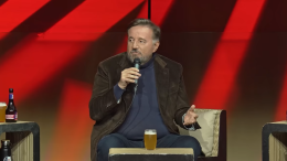 "Si metteva la tutina con le piume nel c*lo e andavamo al Piper": Christian De Sica racconta la sua vita leggendaria