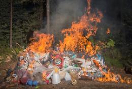 Malalbergo: imprenditore agricolo brucia plastica, scatta la denuncia