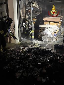 Pieve di Cento: incendio in azienda, fiamme domate senza feriti