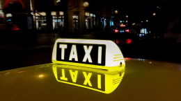 Taxi a Bologna, rivoluzione in arrivo: nuove tariffe e un’app per controllare il servizio