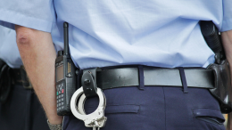 Ubriaco alla guida senza patente: incidente a Carpi, auto sequestrata